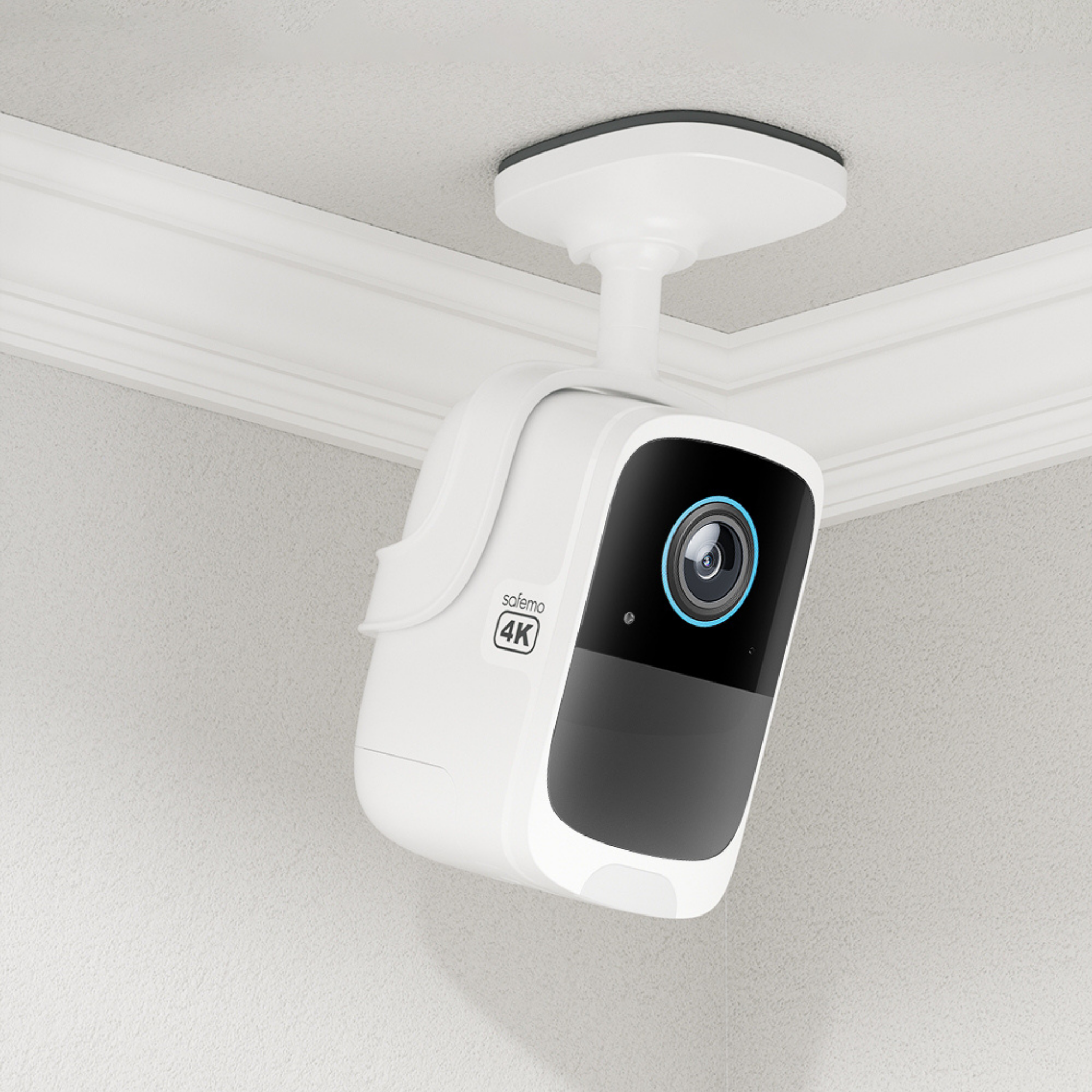 Produktfoto einer Überwachungskamera die in einer Raumecke an die Decke montiert ist. In Profilansicht