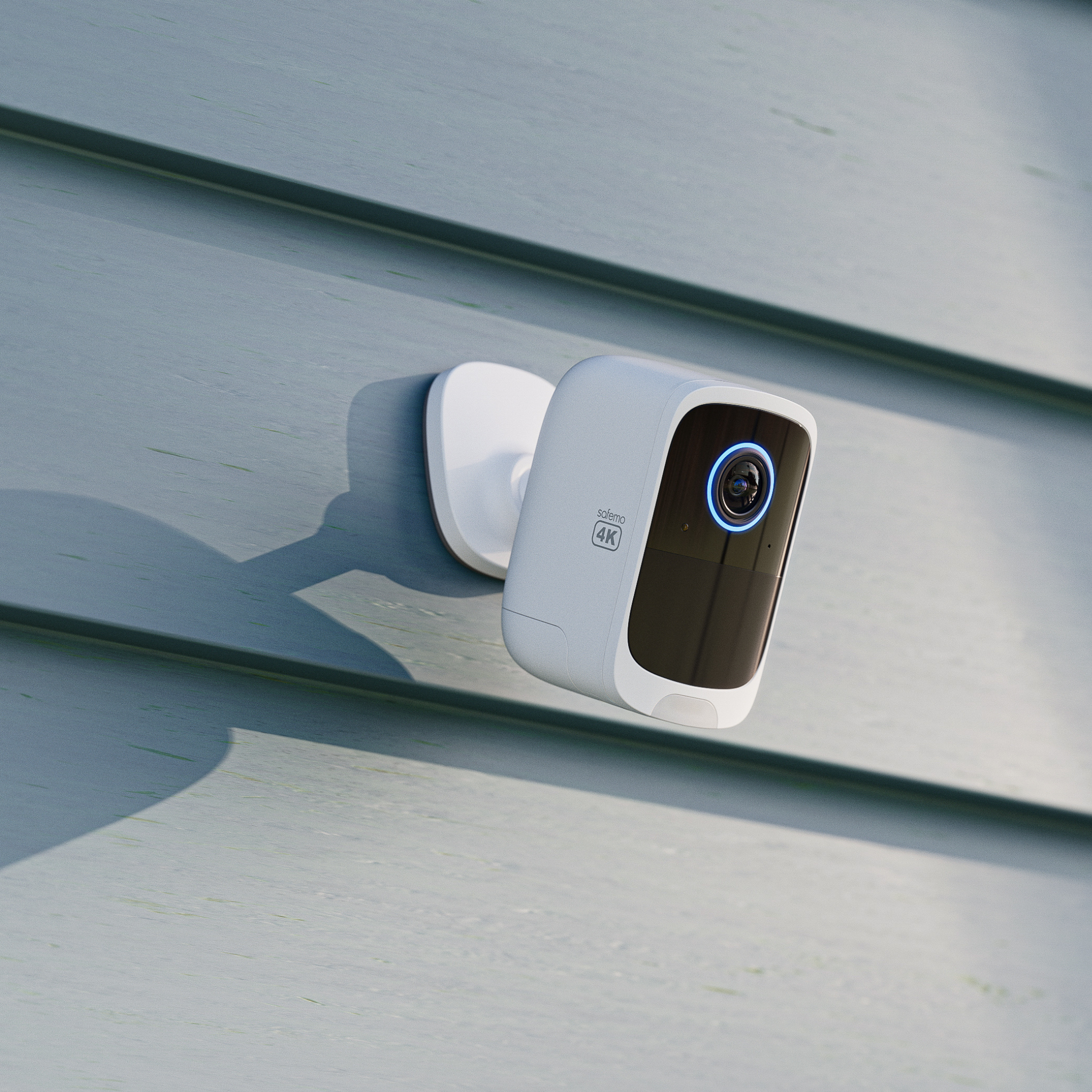 Produktbild einer Überwachungskamera, die an die Holzfassade eines Gebäudes montiert ist.