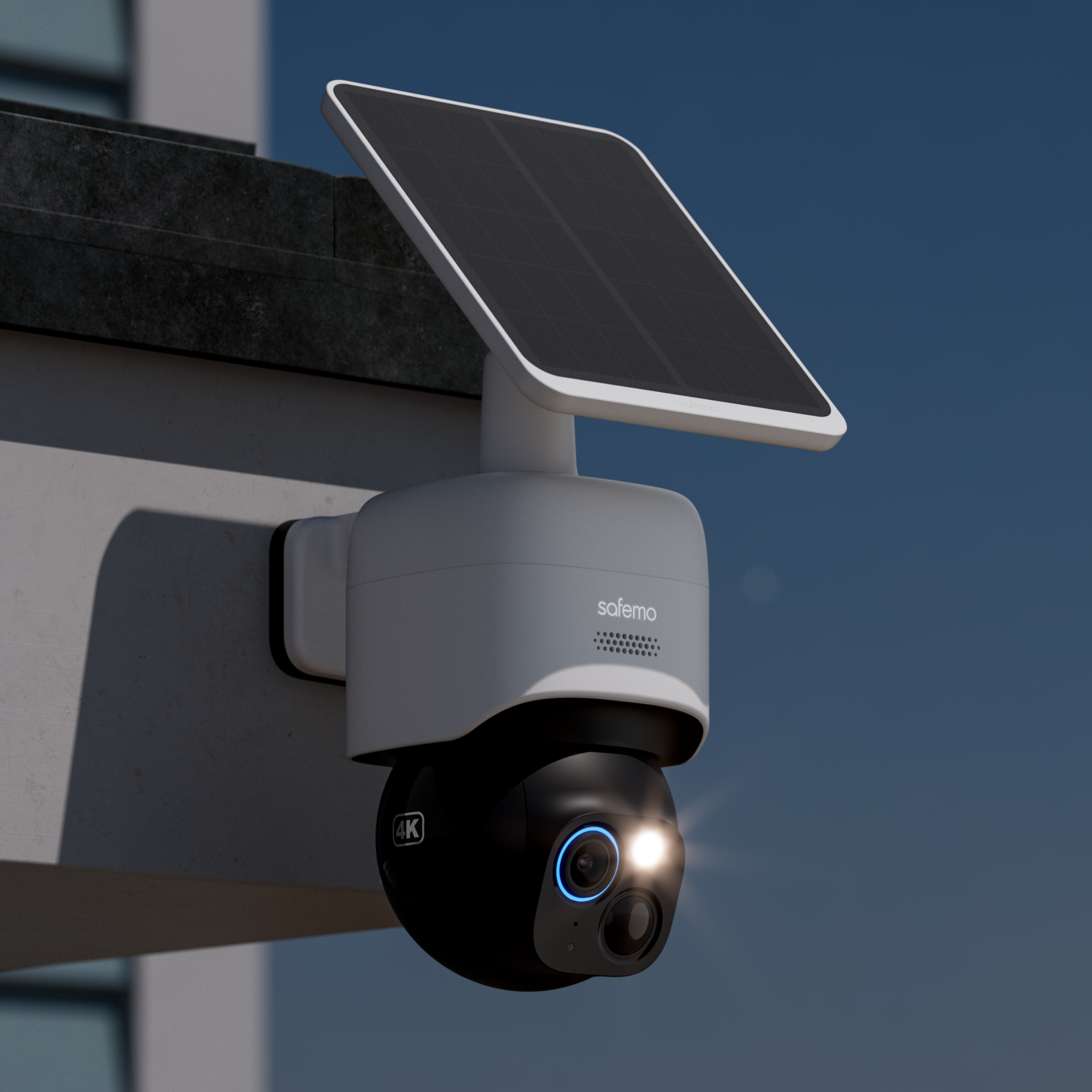 Produktfoto von 360 Grad Überwachungskamera mit integriertem Solarpanel in Profilansicht bei Nacht mit eingeschaltetem Scheinwerfer. Montiert an Hausfassade.