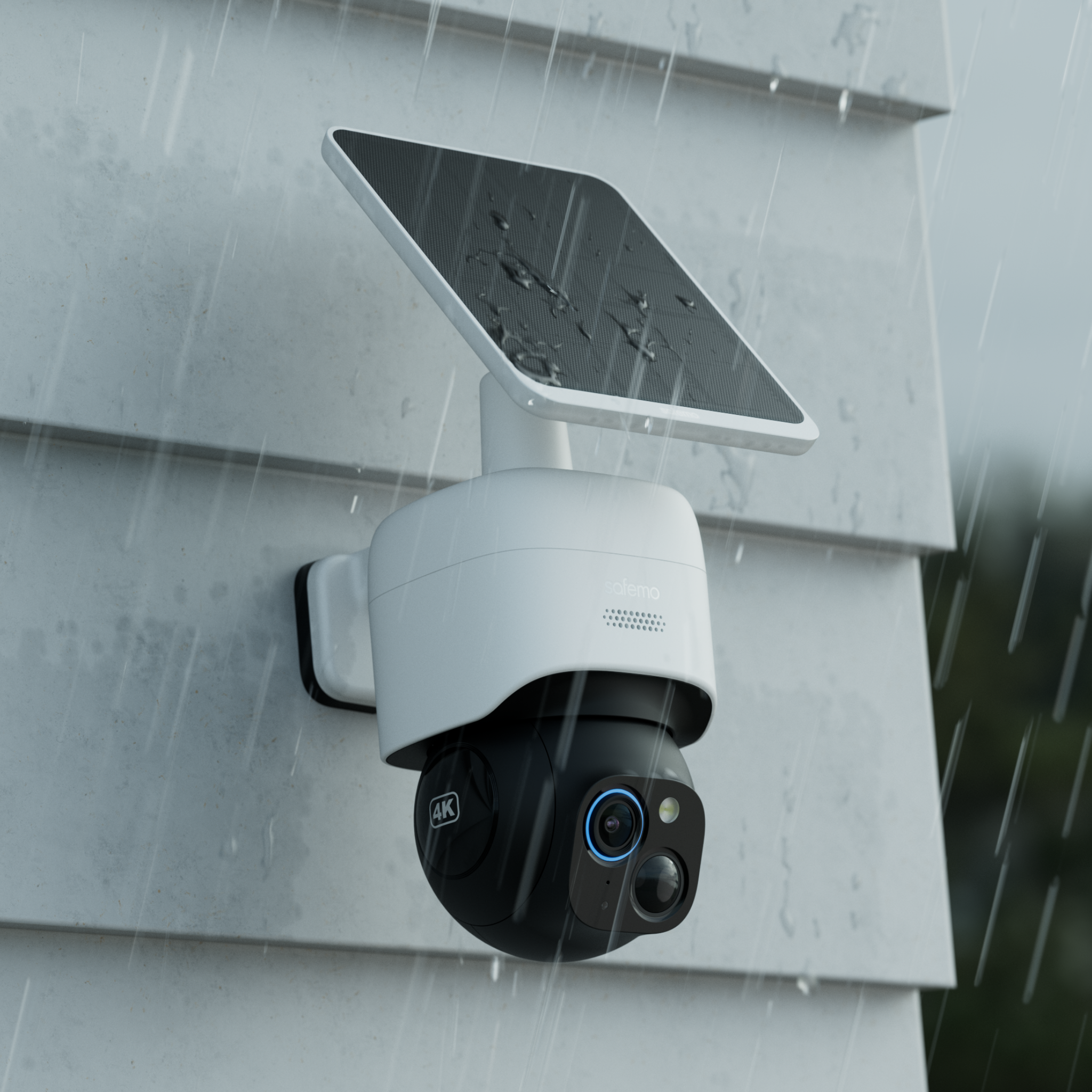 Produktfoto von 360 Grad Überwachungskamera mit integriertem Solarpanel in Profilansicht bei Regen. Montiert an Holzfassade. 