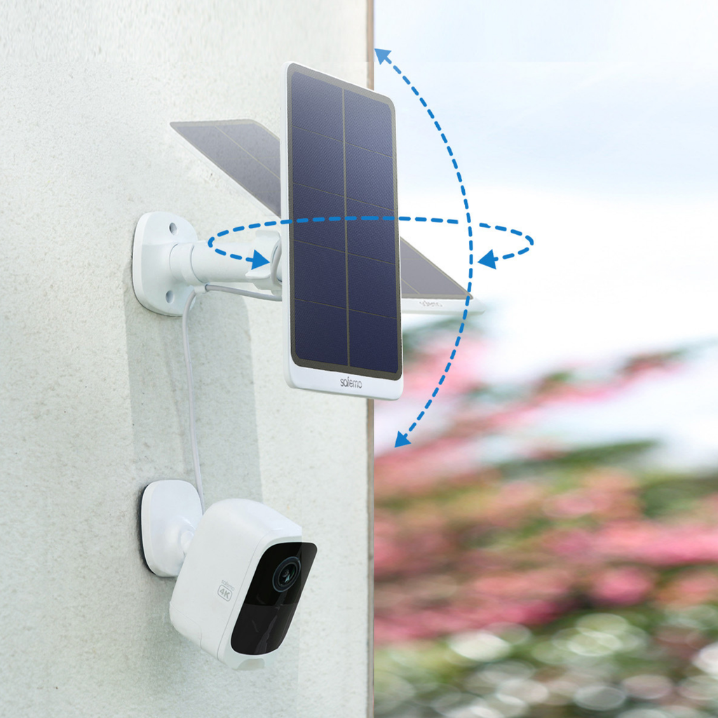 Produktfoto von Solarpanel für Überwachungskamera mit Pfeilen zur Verdeutlichung des Gelenkarms der Wandhalterung. Überwachungskamera darunter mit Kabel verbunden.