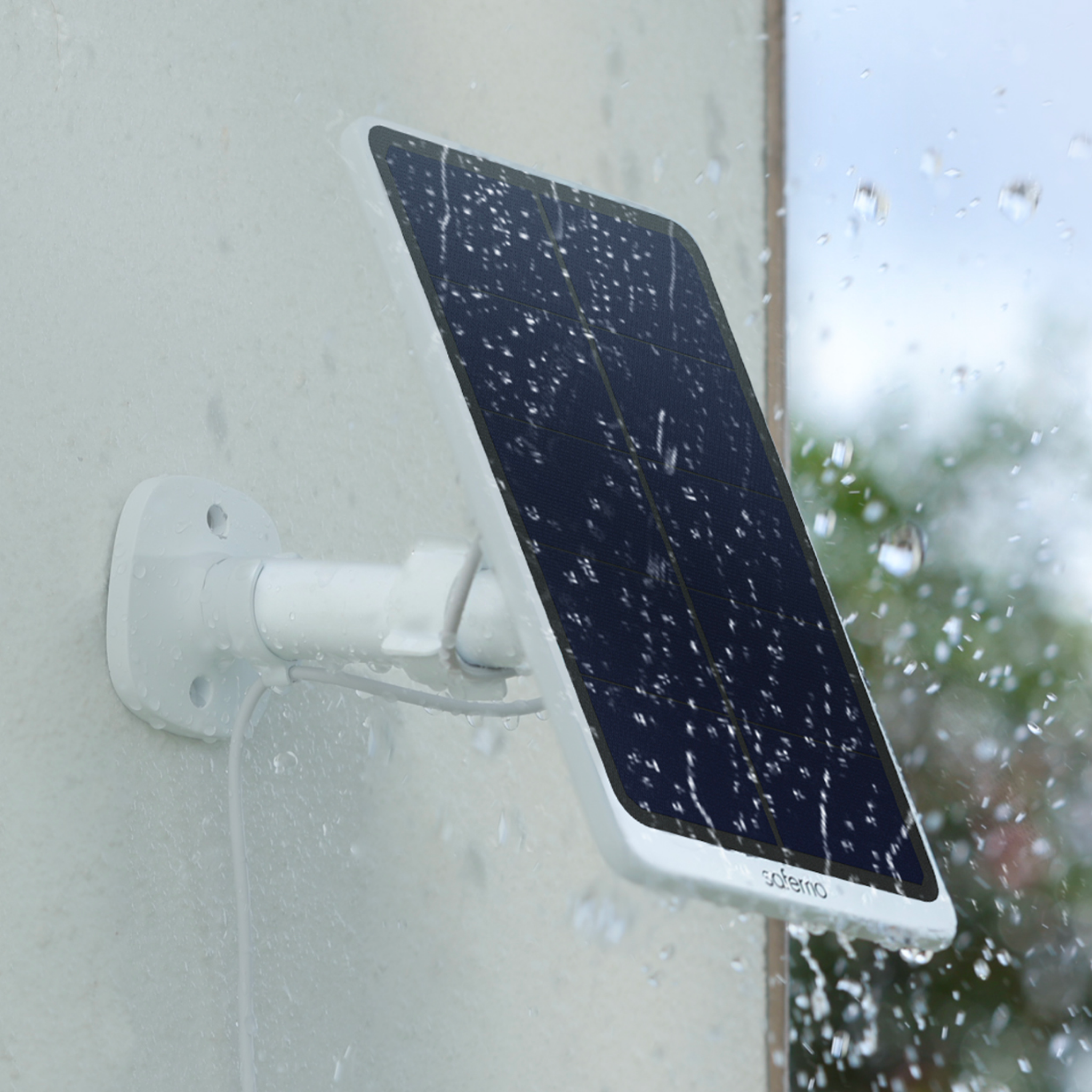 Produktfoto von Solarpanel für Überwachungskamera im Regen, montiert an Hausfassade.
